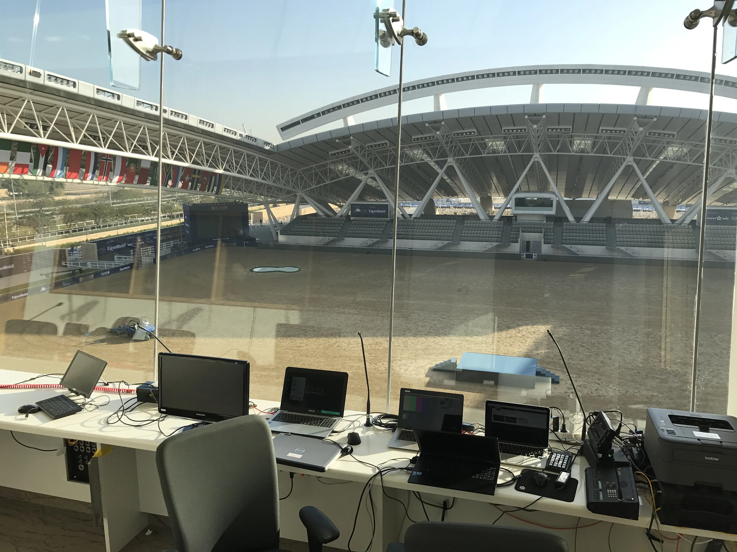 Kameror och monitorer monterade över en ridsportarena