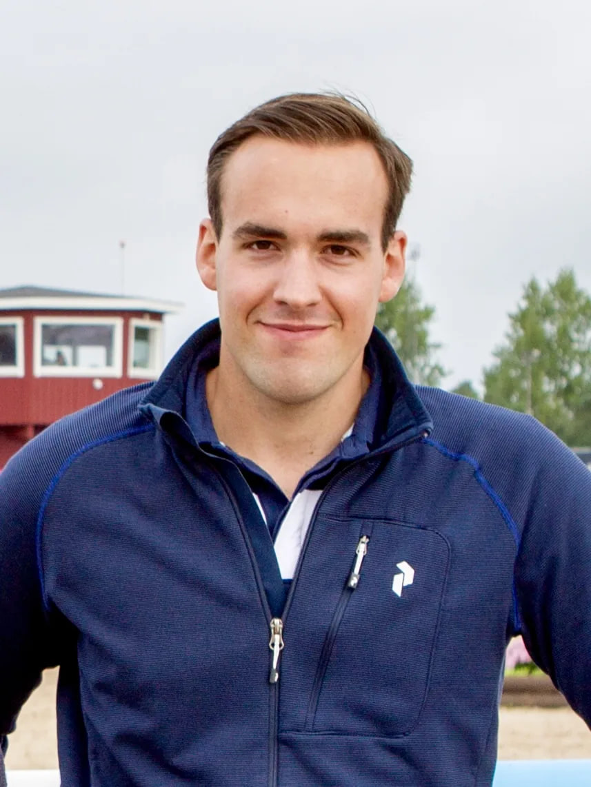 Tobias Stenkula utomhus vid en tävlingsarena